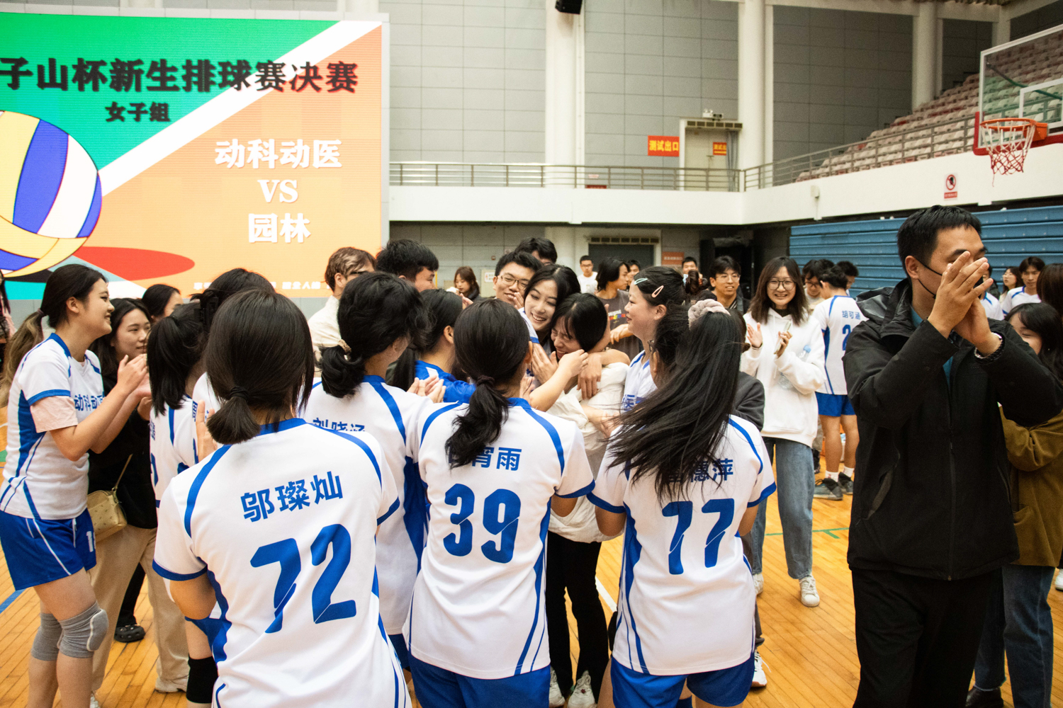 永利集团304am官方入口永利集团304am官方入口队长与教练热情相拥（学通社记者 仇傲 摄）