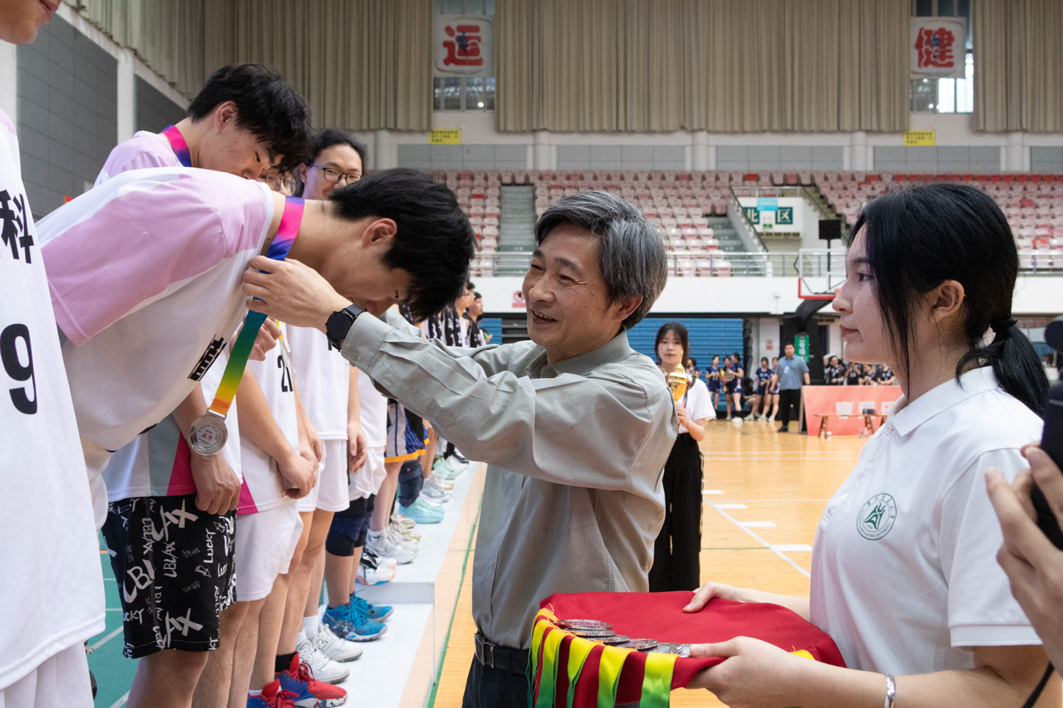 公司党委书记高翅为植物科学技术学院男排队员颁奖(学通社记者 魏雨城 摄)