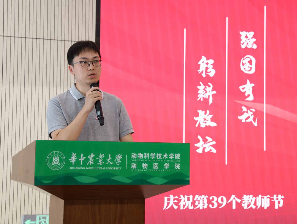 新教师代表熊雄(通讯员 晓萱 摄)
